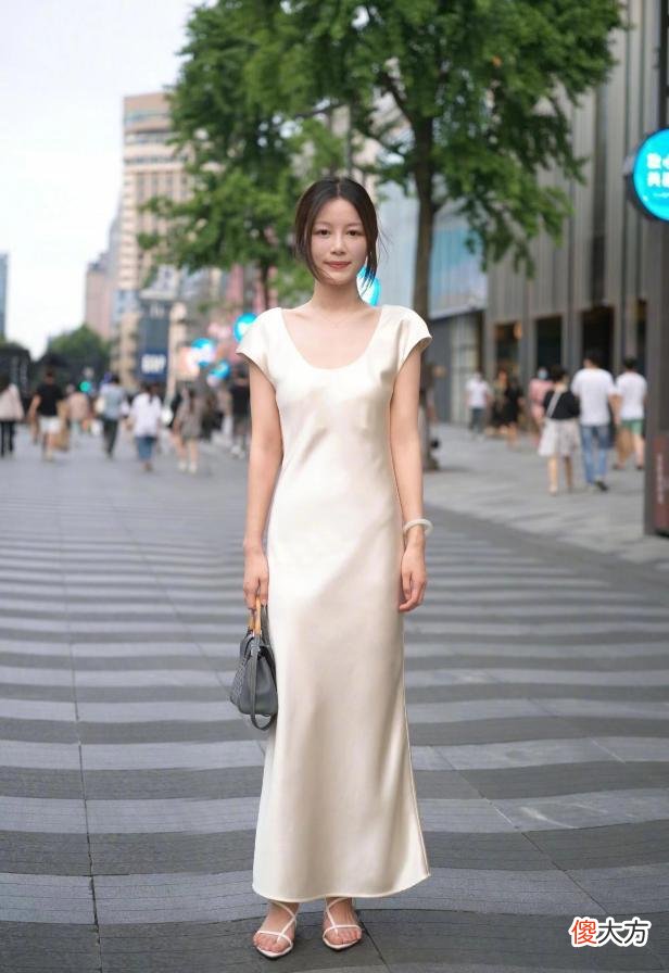 【时尚一点】杭州街头的美女令人“大饱眼福”，我的“泪水”从嘴里流了出来！