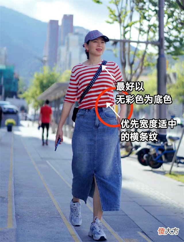 【就爱时尚】女人上了年纪，穿T恤尽量远离这2个颜色，多穿另外3个，显白减龄