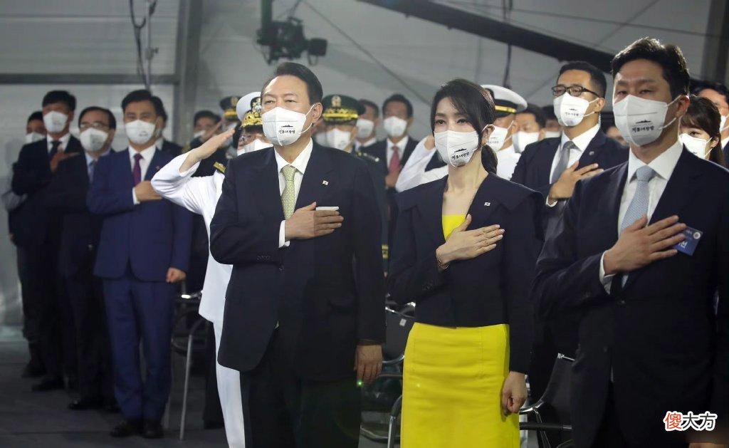 【时尚一点】韩国第一夫人戏份好多，庆舰艇下水穿西装挥金斧砍缆绳，老公笑成眯眯眼