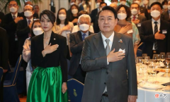 【时尚一点】韩国第一夫人戏份好多，庆舰艇下水穿西装挥金斧砍缆绳，老公笑成眯眯眼
