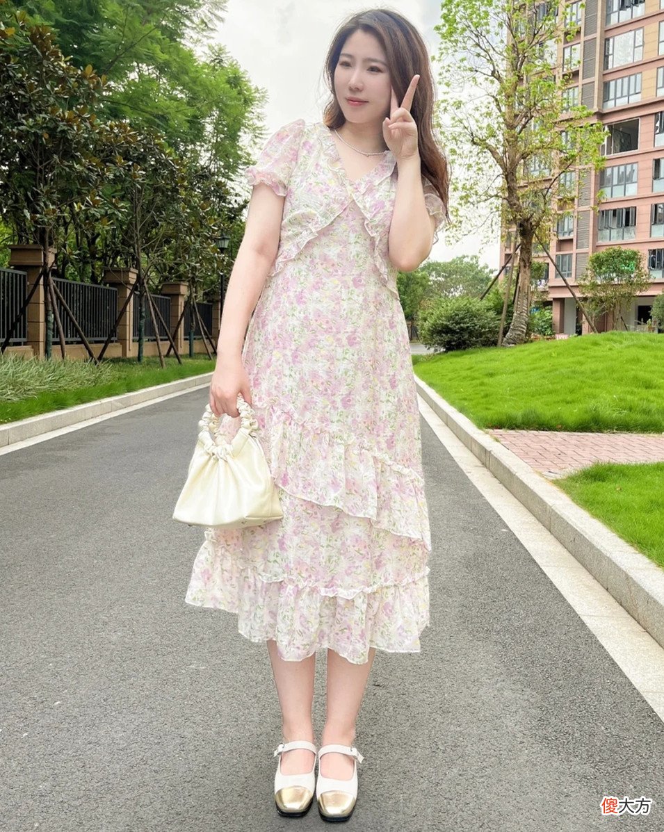 【时尚一点】会打扮的“胖女人”有多美？她165cm/142斤，各种美衣美裙都敢穿