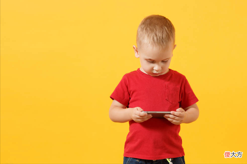 孩子爱玩手机，怎么办？孩子爱玩手机的原因及解决方法