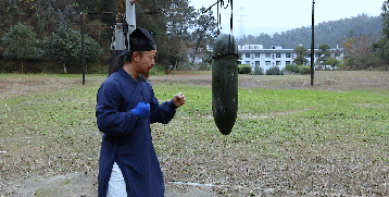 【历史故事】道袍之下，满身肌肉！武当道长早期练功视频流出，这身材鬼见了都发愁！