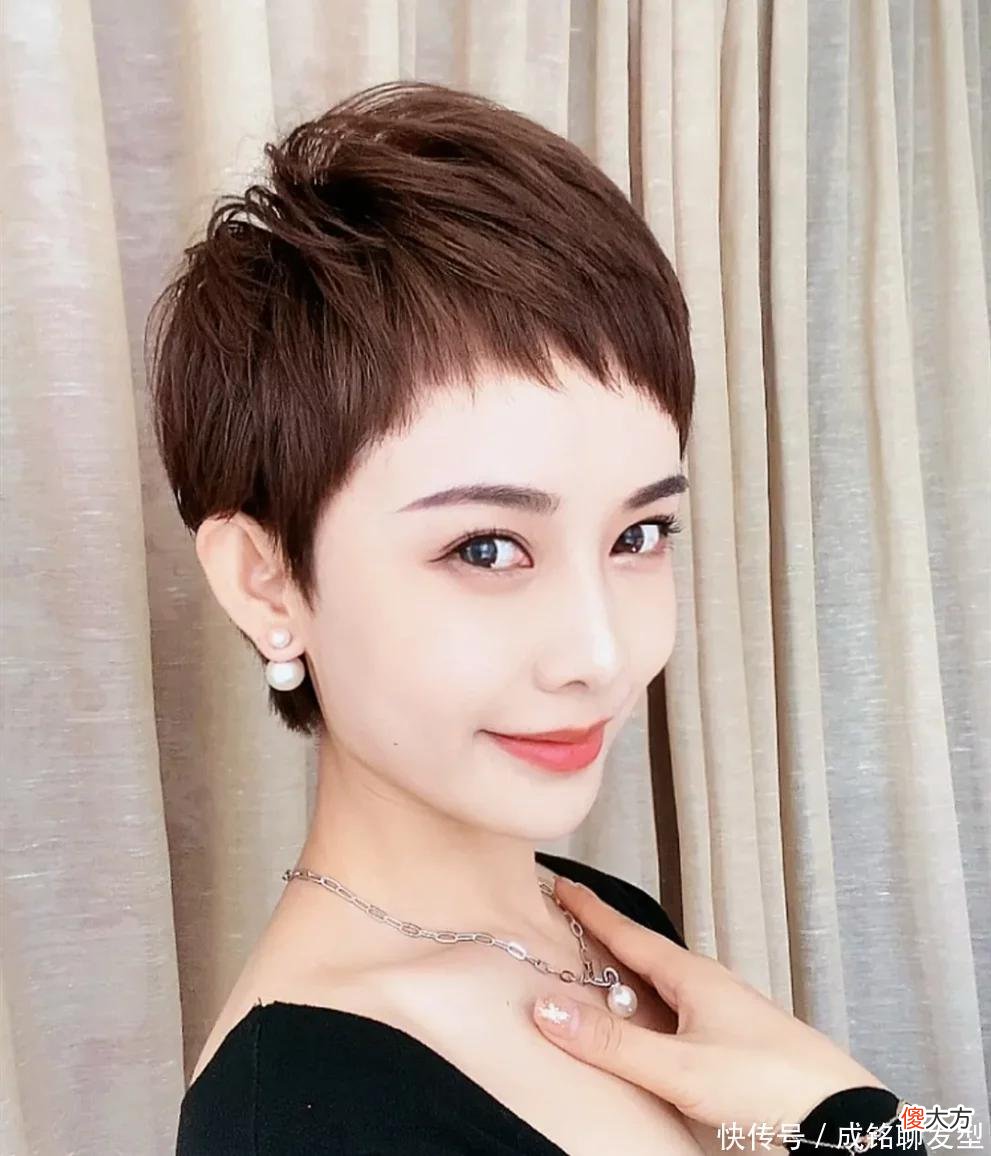 【时尚一点】35岁的女人留什么发型显年轻？10款时尚减龄的卷发，时髦又洋气
