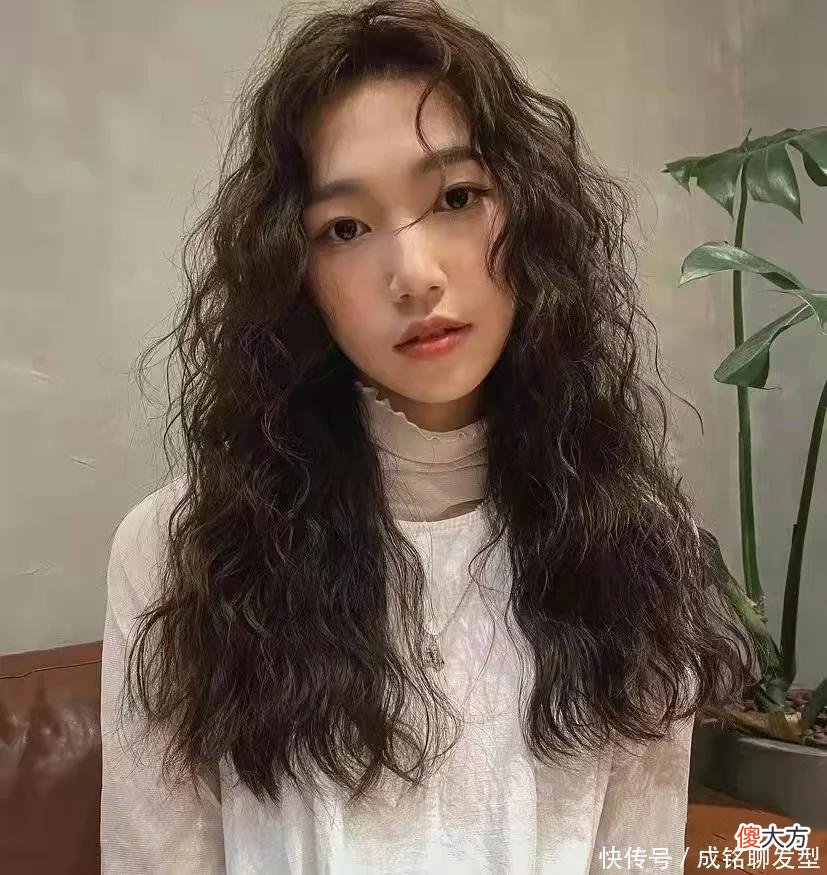 【时尚一点】35岁的女人留什么发型显年轻？10款时尚减龄的卷发，时髦又洋气