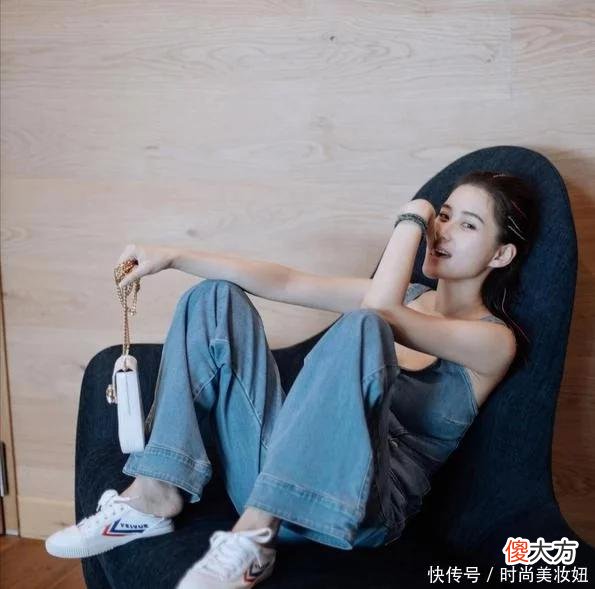 【时尚一点】赌王千金身材好有“料”，穿背带连体裤配裸色内搭，一点也不输超模