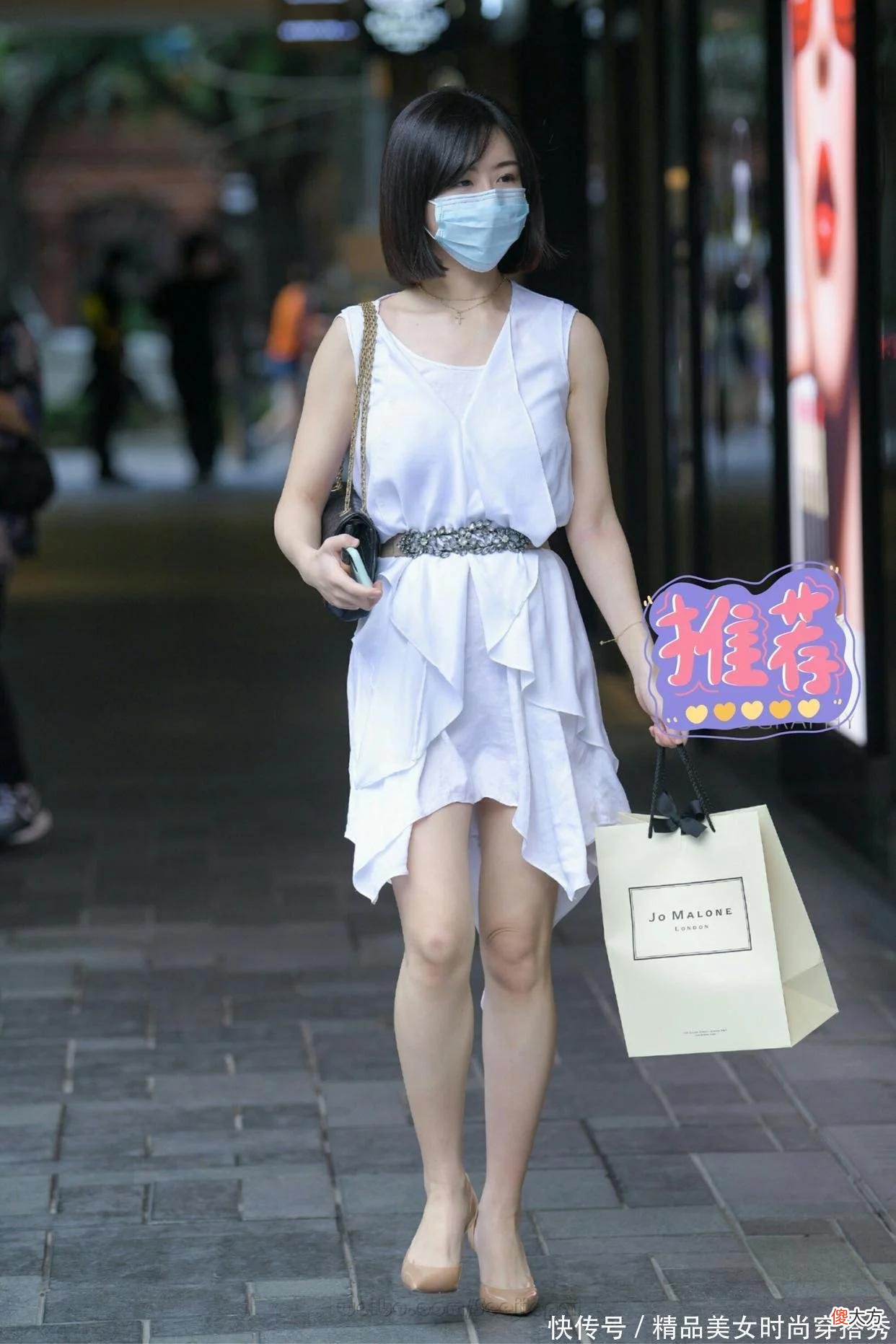 【时尚一点】白色无袖连衣裙，纯白色不仅显干净整洁，而且自带发光效果惹眼吸睛