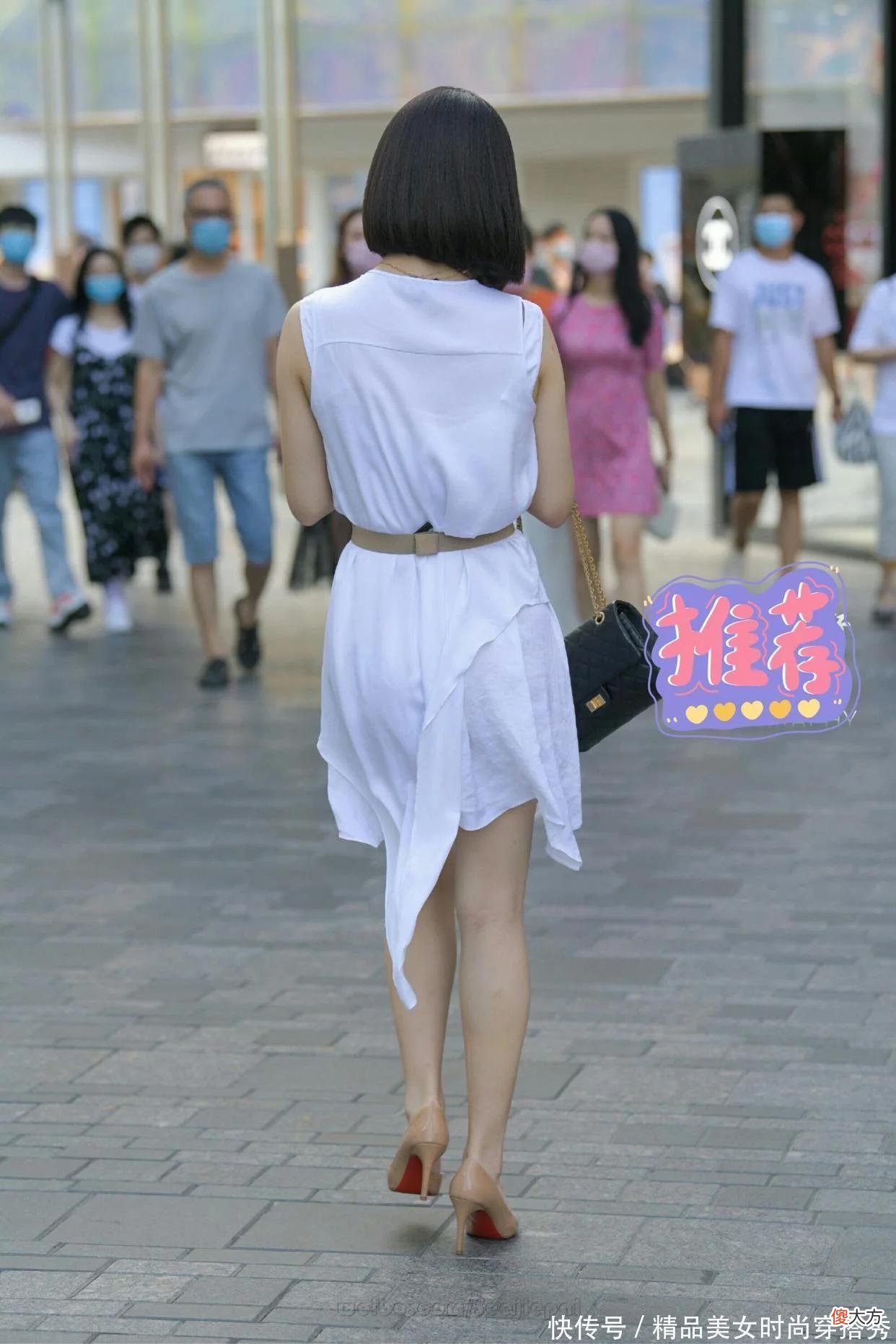 【时尚一点】白色无袖连衣裙，纯白色不仅显干净整洁，而且自带发光效果惹眼吸睛