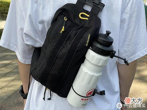 【就爱时尚】我的装备清单 篇十七：手电厂跨界做背包，居然真香！—奈特科尔“幽浮”机能胸包测评分享