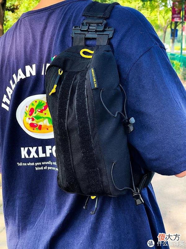 【就爱时尚】我的装备清单 篇十七：手电厂跨界做背包，居然真香！—奈特科尔“幽浮”机能胸包测评分享