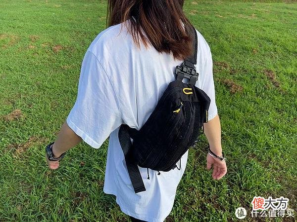 【就爱时尚】我的装备清单 篇十七：手电厂跨界做背包，居然真香！—奈特科尔“幽浮”机能胸包测评分享