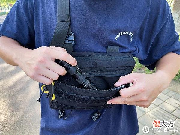 【就爱时尚】我的装备清单 篇十七：手电厂跨界做背包，居然真香！—奈特科尔“幽浮”机能胸包测评分享