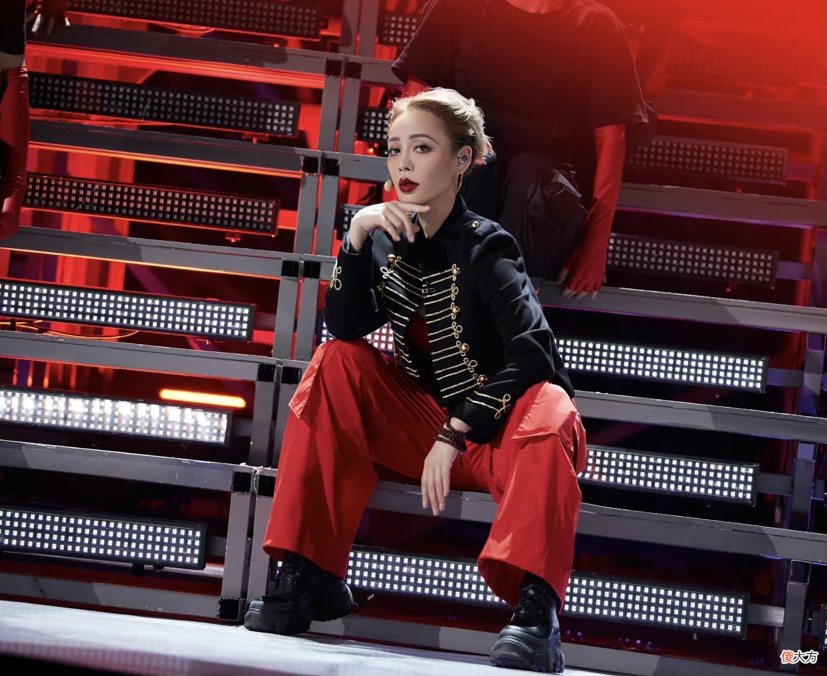 【时尚一点】乘风破浪的姐姐的穿搭值得细品，性格与着装完美契合，活该她们火