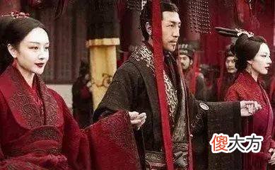 【爱历史】秦始皇得了疝气，敷药几天后，竟肿得更大。震怒之下，他下令举国寻医，一个和尚得知，随手抓了一把黄土：看