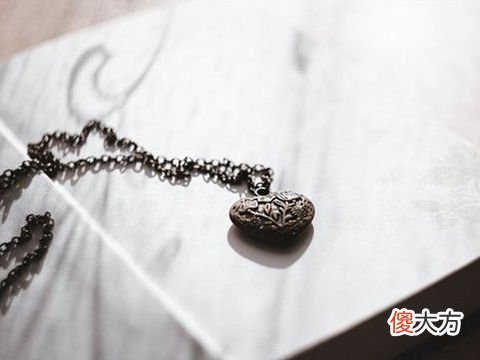 梦见挑选项链