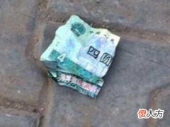 梦见走路捡钱