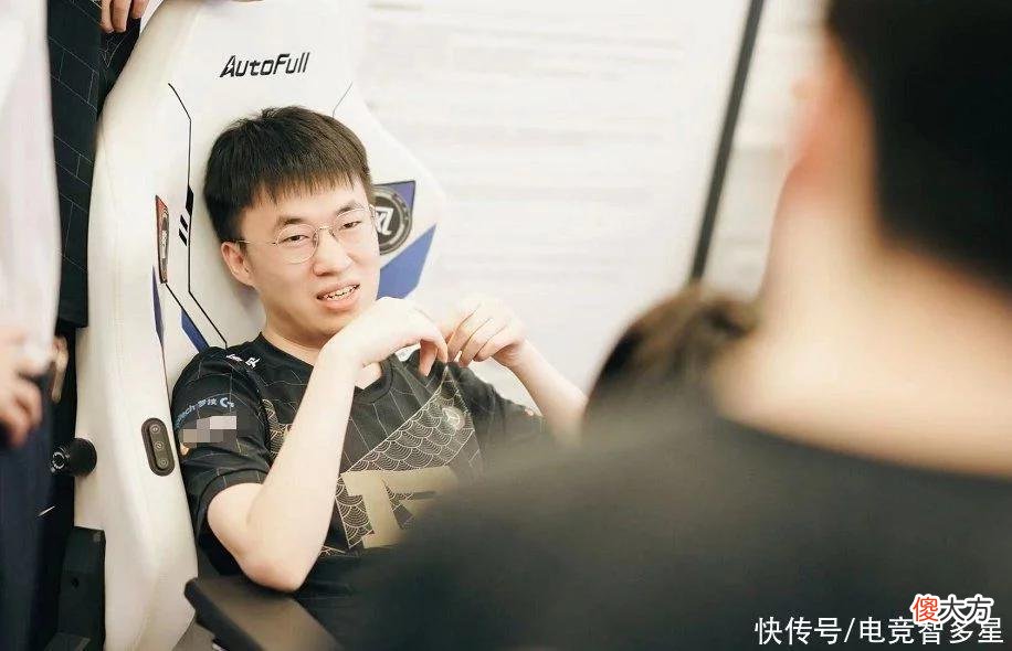 【游戏世界】RNG要开始玩摇摆？呼吸哥排位狂玩中单，小虎或要重回上路