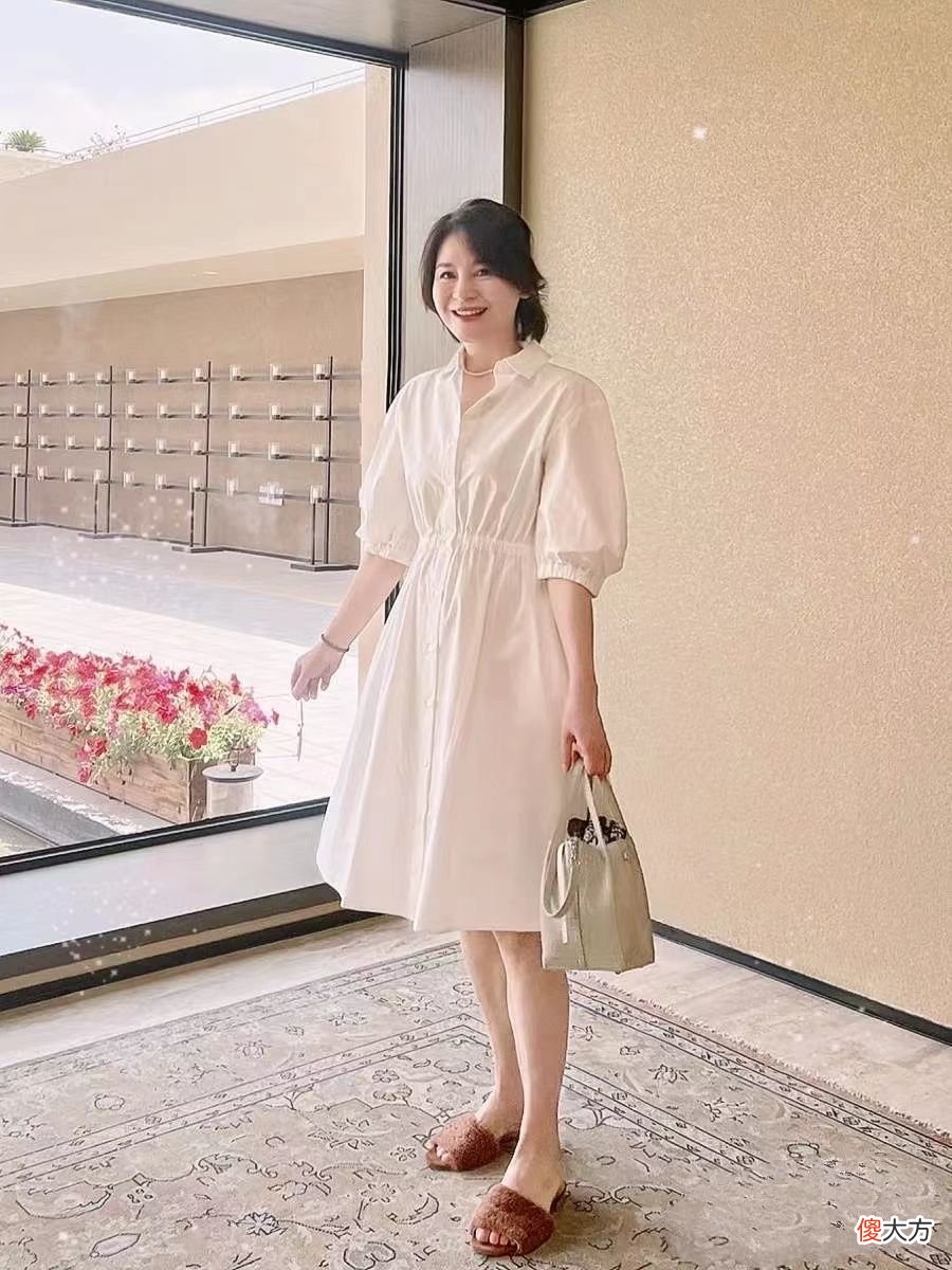 【时尚一点】50岁女人别穿牛仔裤了，这4款“显贵”色裙子，帮你解锁优雅气质