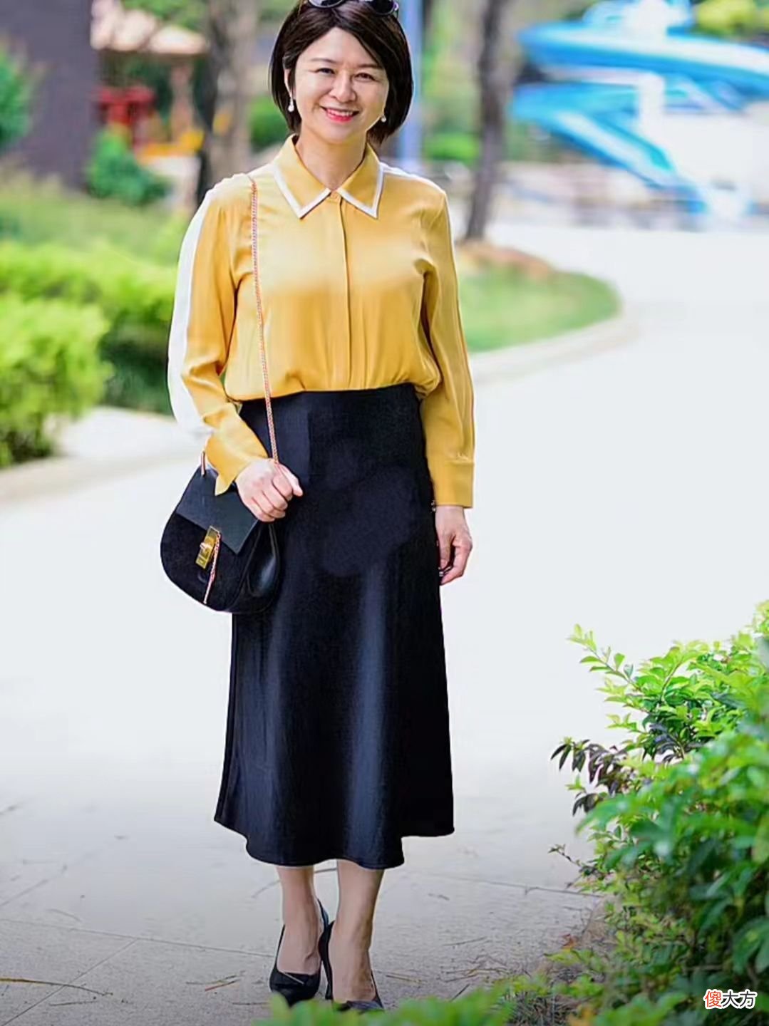 【时尚一点】50岁女人别穿牛仔裤了，这4款“显贵”色裙子，帮你解锁优雅气质
