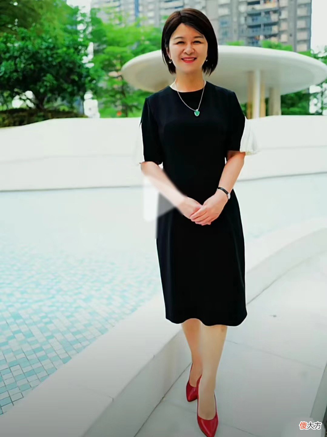 【时尚一点】50岁女人别穿牛仔裤了，这4款“显贵”色裙子，帮你解锁优雅气质