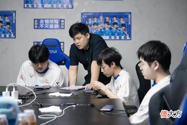 【游戏迷】eStar3-0暴打TTG，终于不“演”了，kear赛后采访言论惹怒粉丝！