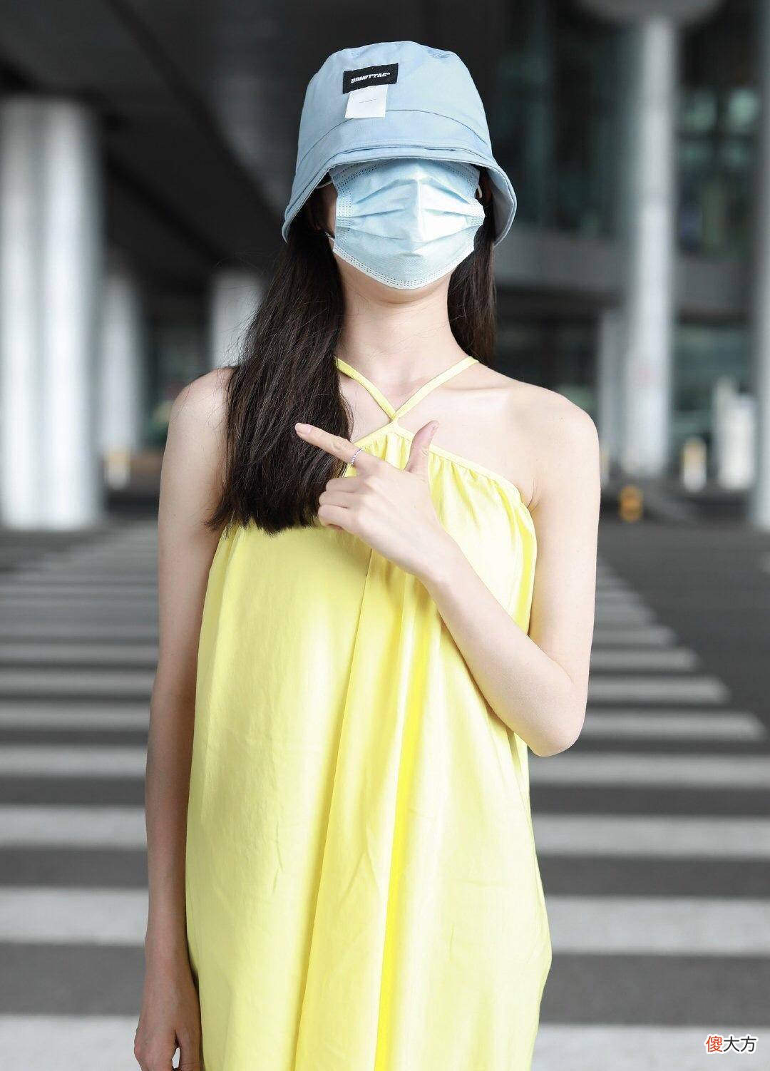 【就爱时尚】李子璇机场造型好“清凉一夏”，挂脖长裙像“肚兜”