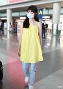 【就爱时尚】李子璇机场造型好“清凉一夏”，挂脖长裙像“肚兜”