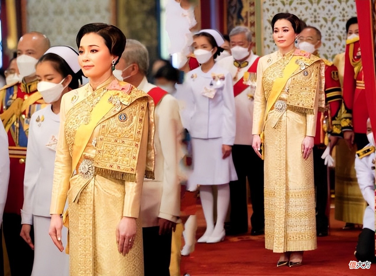 【就爱时尚】苏提达致敬婆婆诗丽吉！佩戴同款披肩飘带亮相庆典，美得难分上下