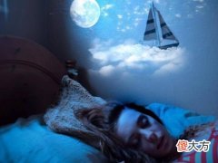 梦见自己掉进深渊水里