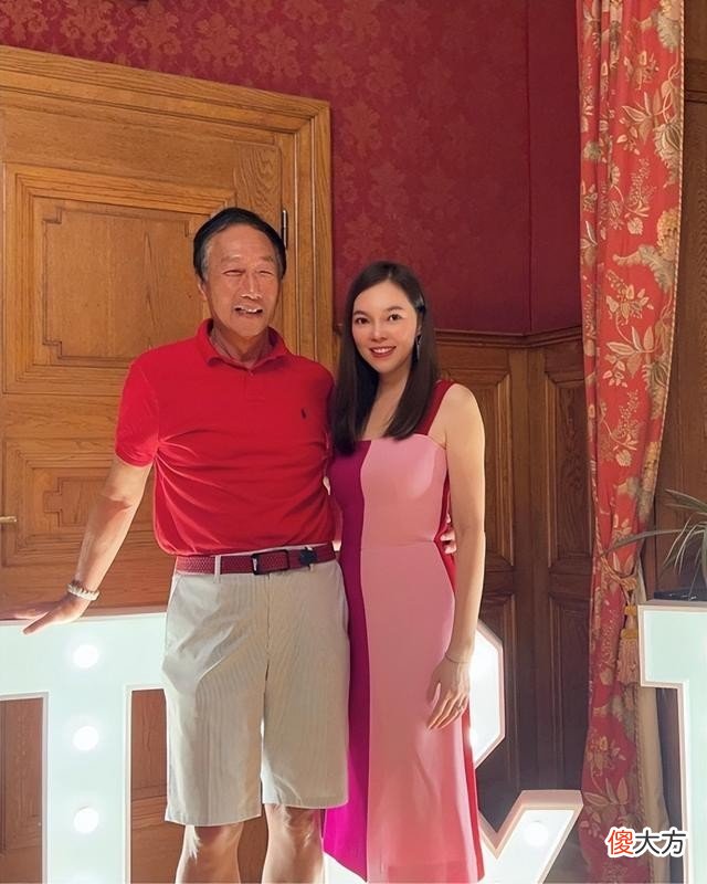 【就爱时尚】富士康老板娘晒结婚周年宴,47岁穿拼色裙优雅大气,看着就像阔太