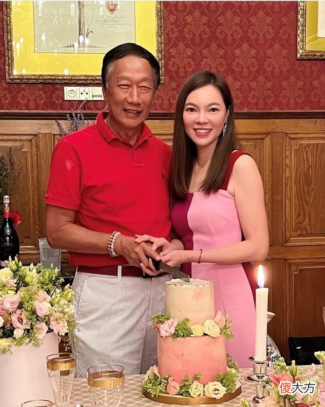 【就爱时尚】富士康老板娘晒结婚周年宴,47岁穿拼色裙优雅大气,看着就像阔太
