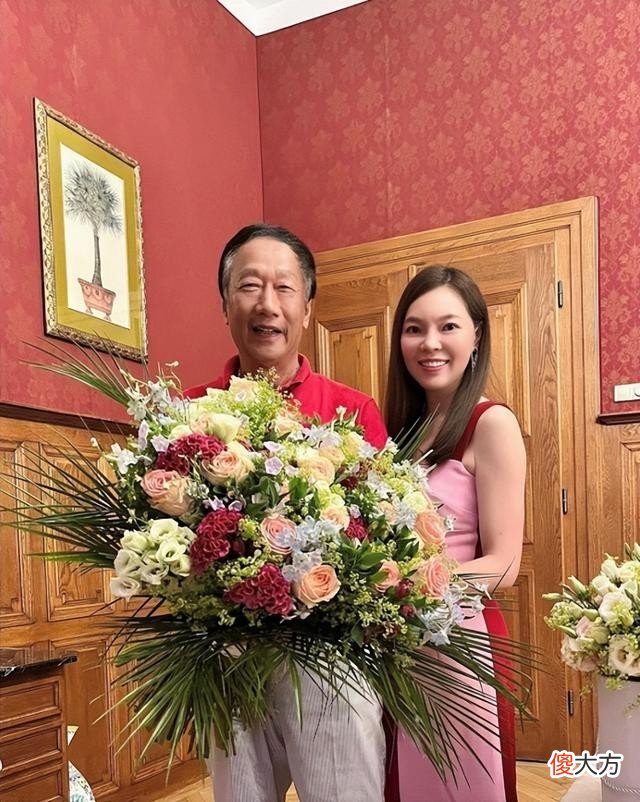 【就爱时尚】富士康老板娘晒结婚周年宴,47岁穿拼色裙优雅大气,看着就像阔太