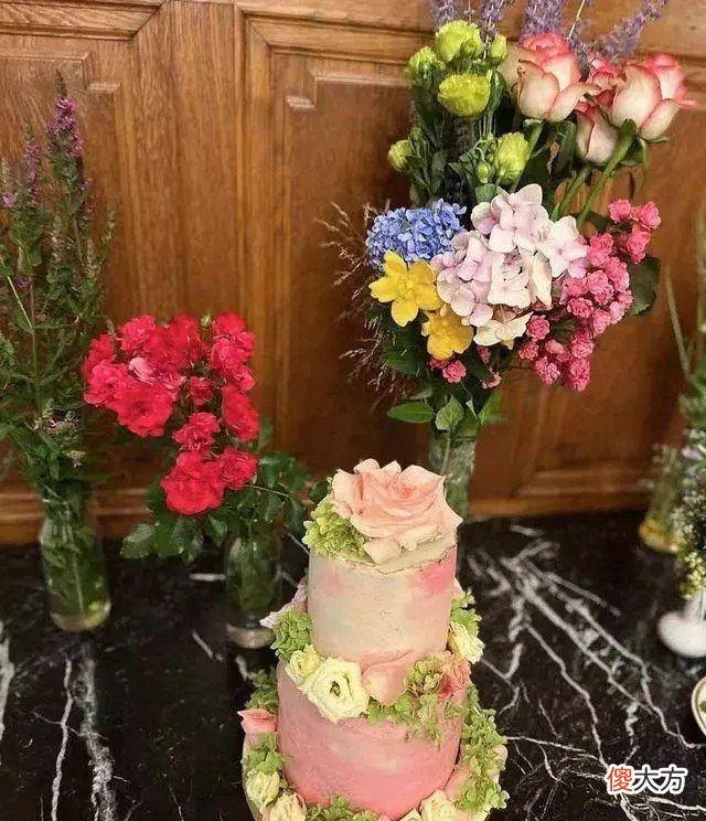 【就爱时尚】富士康老板娘晒结婚周年宴,47岁穿拼色裙优雅大气,看着就像阔太