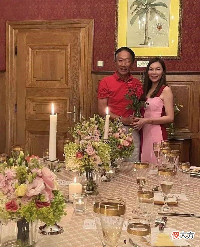 【就爱时尚】富士康老板娘晒结婚周年宴,47岁穿拼色裙优雅大气,看着就像阔太
