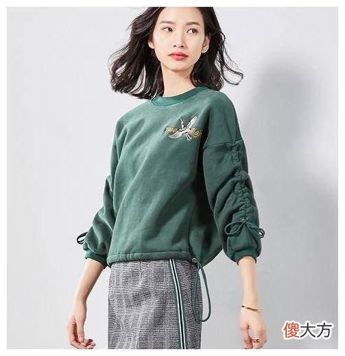 【时尚一点】卫衣和裙子搭配时尚满吗，卫衣和裙子搭配的方法是少女感