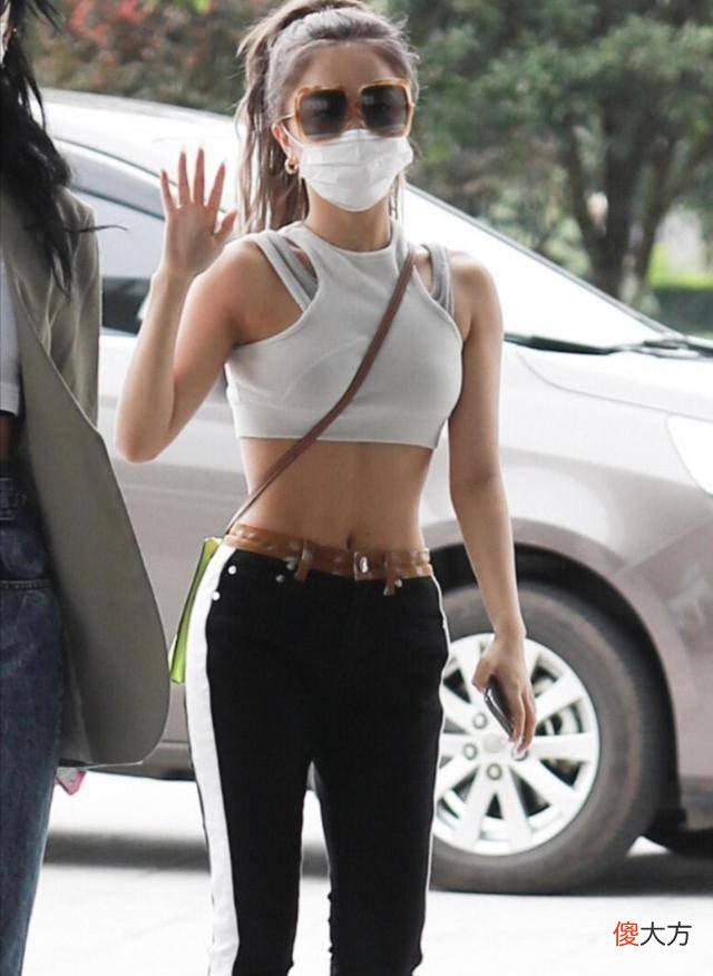 【就爱时尚】街拍美女：anzaki的身材娇小，选择高跟鞋可以使她散发更多