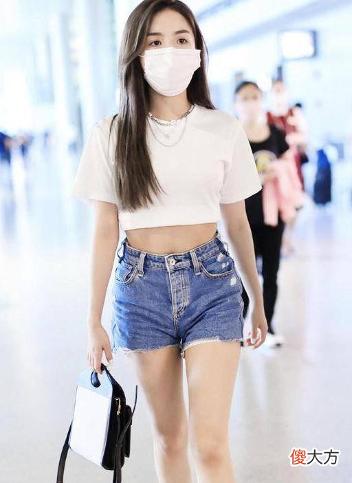 【就爱时尚】街拍美女：anzaki的身材娇小，选择高跟鞋可以使她散发更多