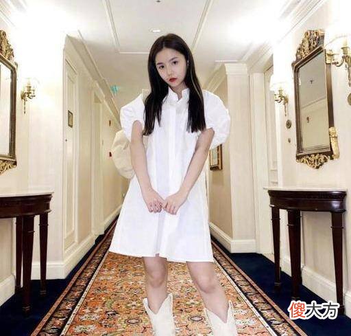 【就爱时尚】街拍美女：anzaki的身材娇小，选择高跟鞋可以使她散发更多