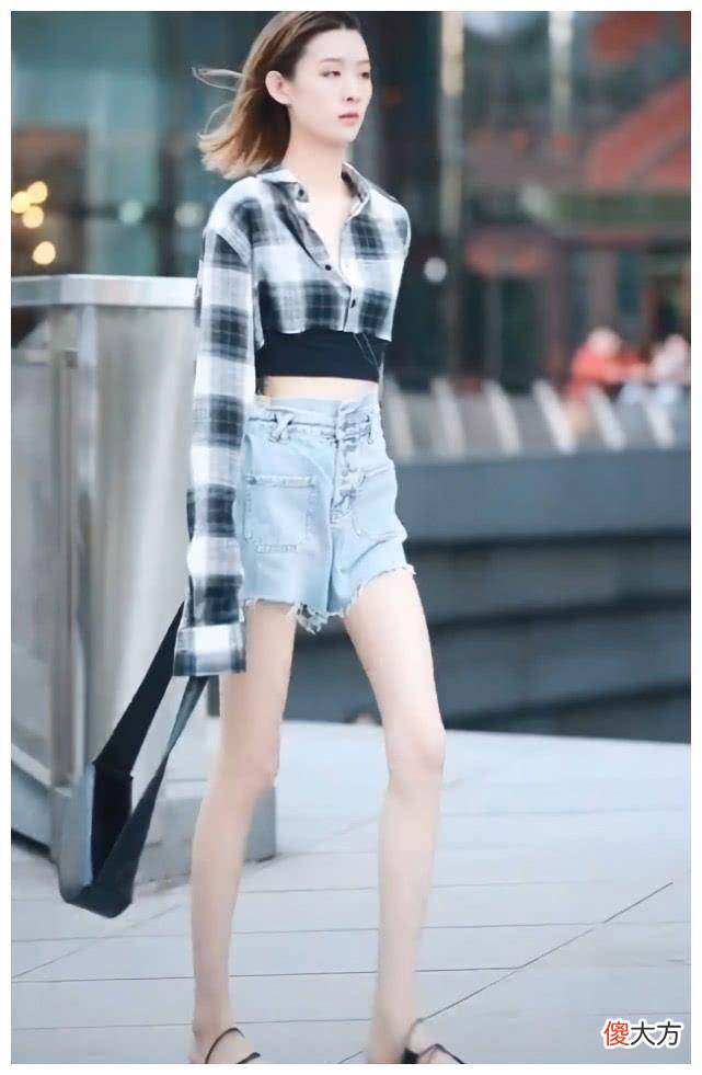 【时尚一点】小姐姐街拍，格子衬衫不能满足年轻人，现在流行穿法