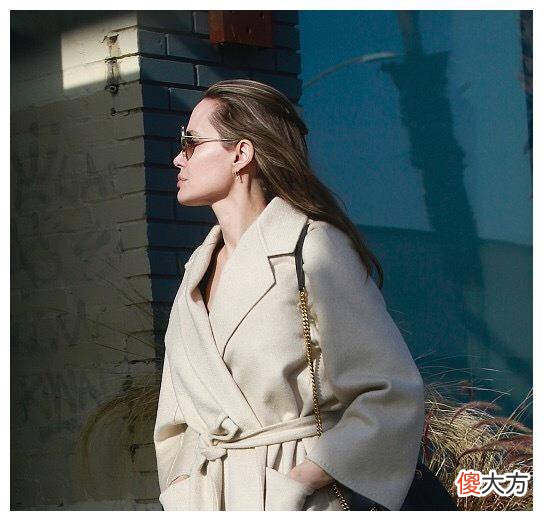 【时尚一点】安吉丽娜朱莉外出时，选择这种浴袍大衣，展现女性气质