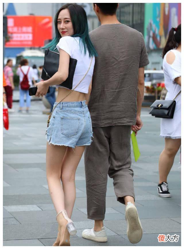【时尚一点】热裤不要再和匡威搭配了，赛季的“水杯靴子”穿起来真酷