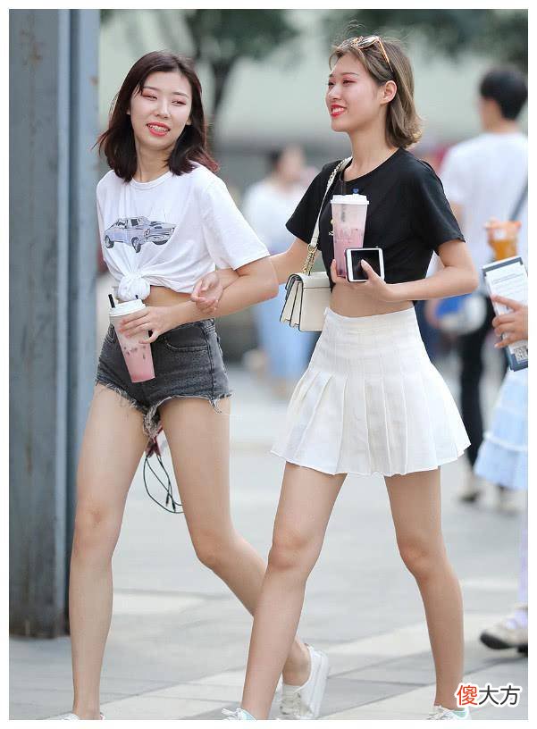 【就爱时尚】街拍：两个小姐姐的裙子都很漂亮，但效果完全不同