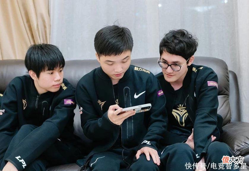 【游戏世界】Karsa要当替补了？小龙堡参与训练赛，网友：V5要遭重了