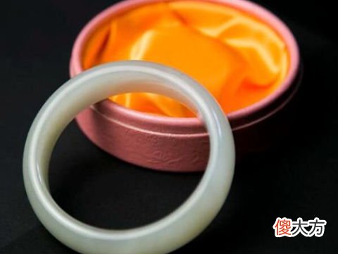 梦见玉石佛像吊坠