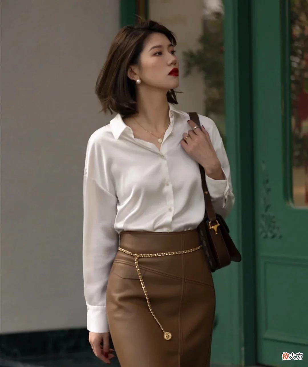 【时尚一点】真正穿衣得体的女人：不刻意打扮不装嫩，极简穿搭照样高级气质