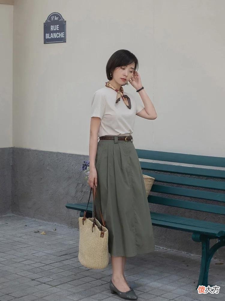【时尚一点】真正穿衣得体的女人：不刻意打扮不装嫩，极简穿搭照样高级气质
