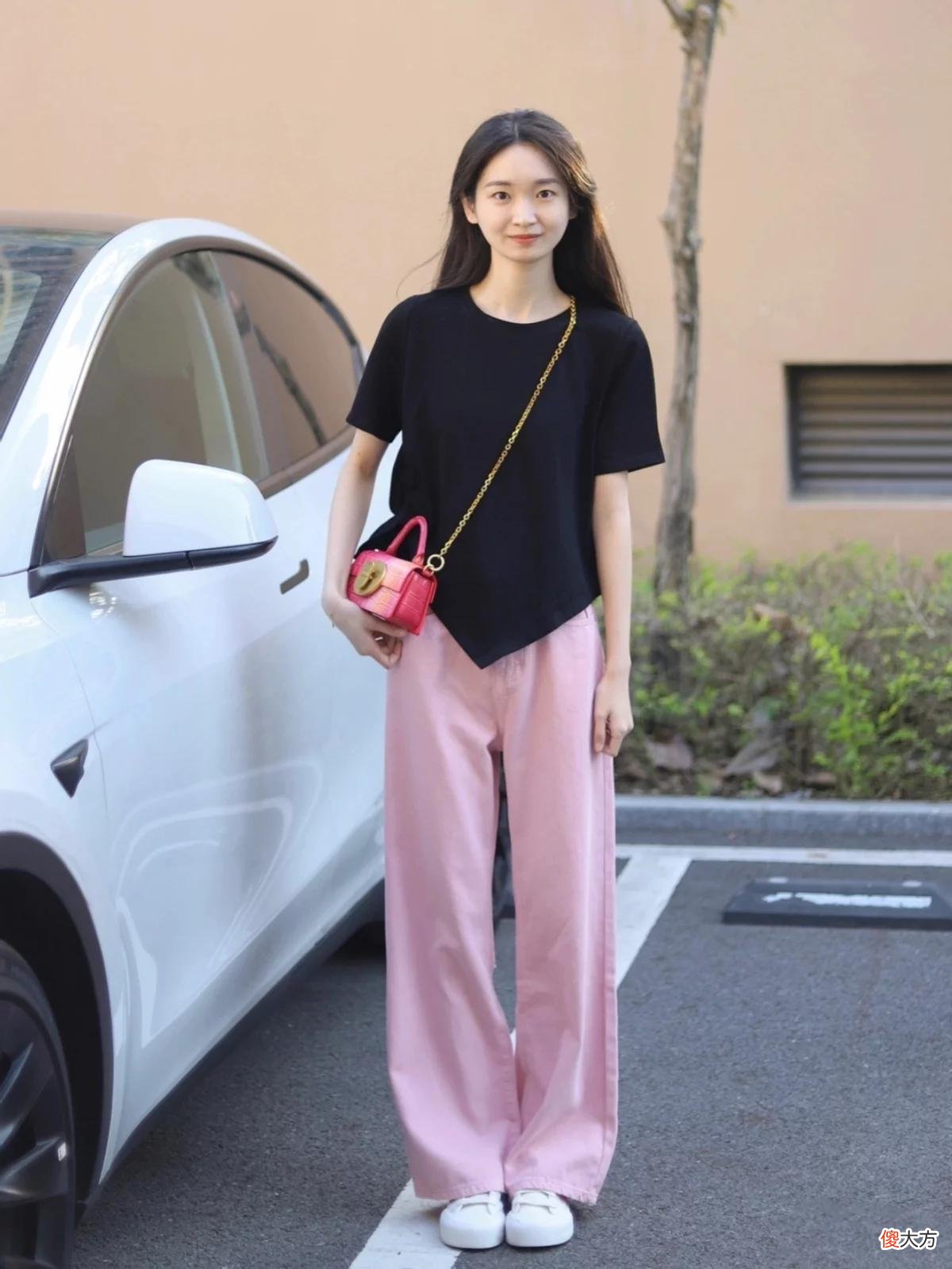 【时尚一点】真正穿衣得体的女人：不刻意打扮不装嫩，极简穿搭照样高级气质