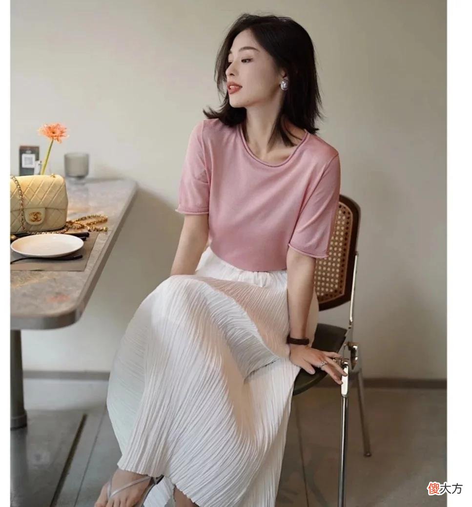【时尚一点】真正穿衣得体的女人：不刻意打扮不装嫩，极简穿搭照样高级气质