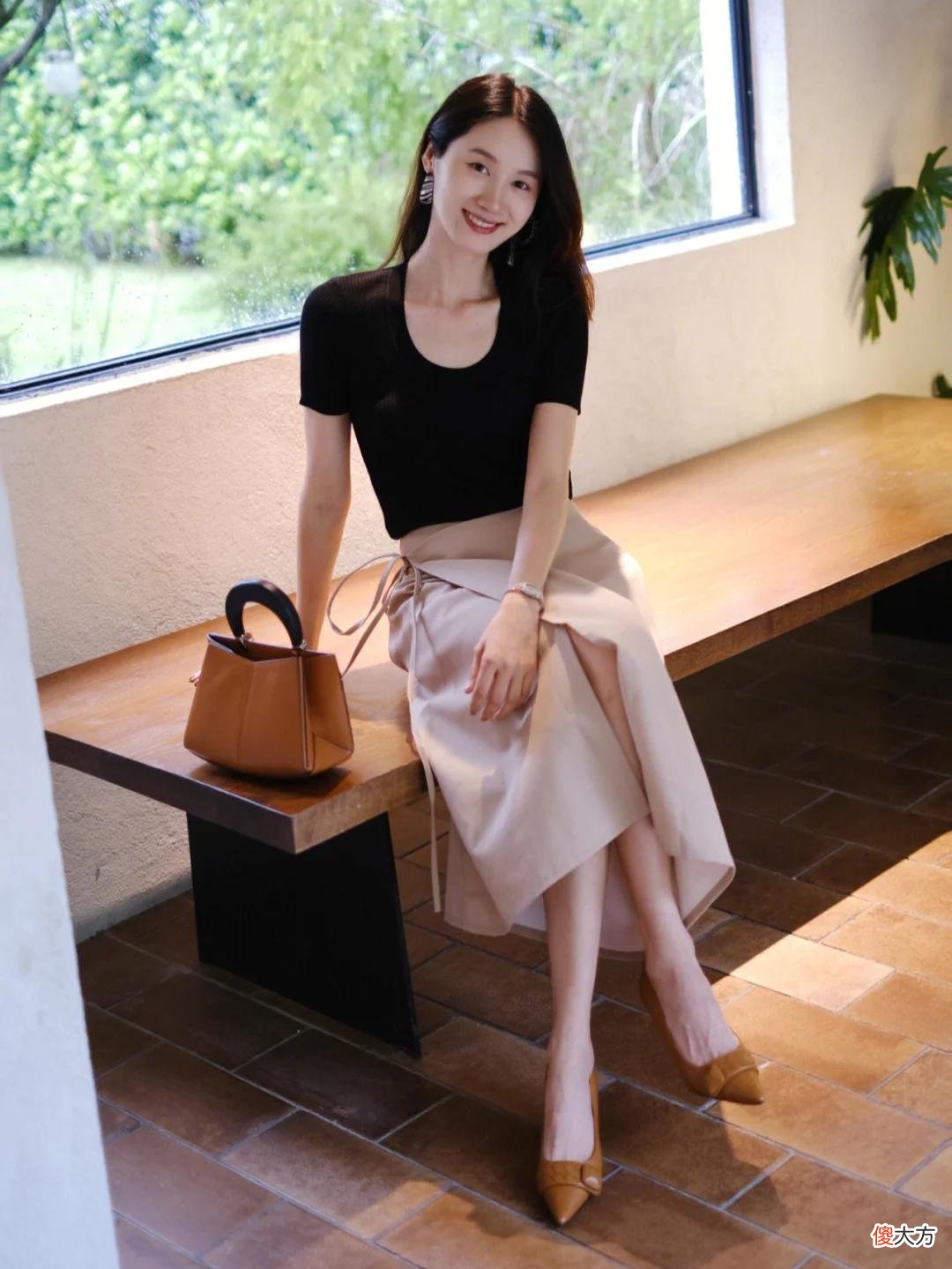 【时尚一点】真正穿衣得体的女人：不刻意打扮不装嫩，极简穿搭照样高级气质