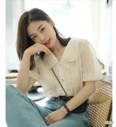 【时尚一点】真正穿衣得体的女人：不刻意打扮不装嫩，极简穿搭照样高级气质